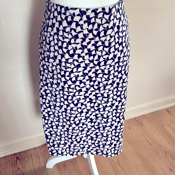 Ann Taylor Dresses & Skirts - Ann Taylor Ginko leaf print pencil skirt. Navy, cream peach